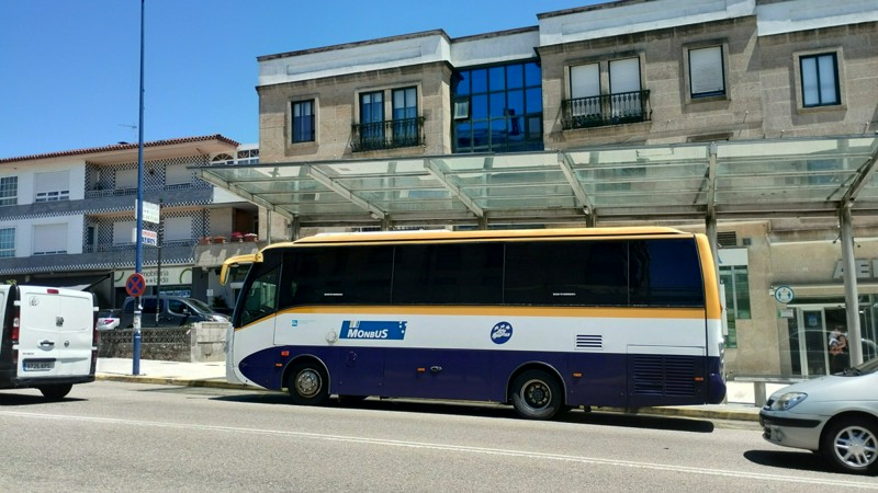 Un autocar de Monbus en la parada de Puxeiros, de la concesión XG621.
