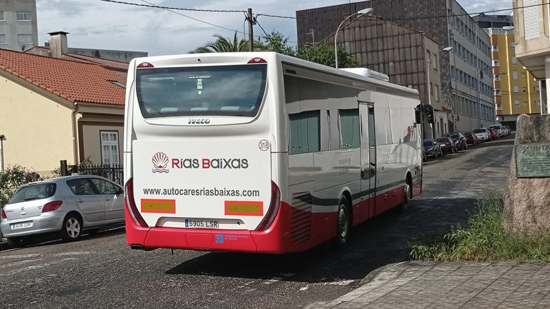 El autobús 318 de Rías Baixas saliendo de A Estrada en dirección Silleda.