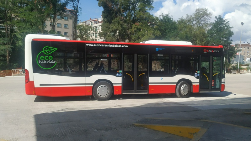 Un bus urbano de Rías Baixas, antes de la reforma, cuando aún entraban en la estación de autobuses