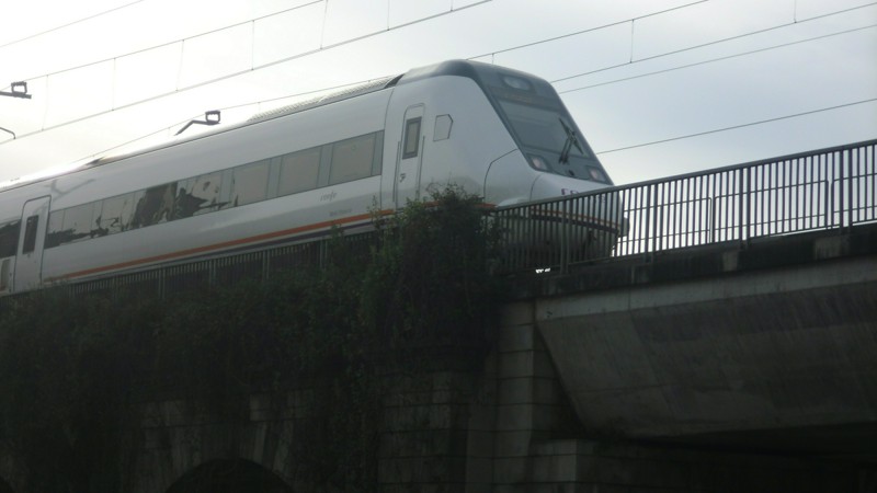 Tren entrando en la antigua estación de Urzáiz, cuando se circulaba por la vieja vía del tren