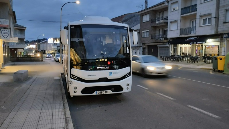 Autobús de la línea de Cuntis a Pontevedra por Moraña, línea que se solapa con la que viniendo desde A Estrada, pasa por Cuntis y Caldas de Reis