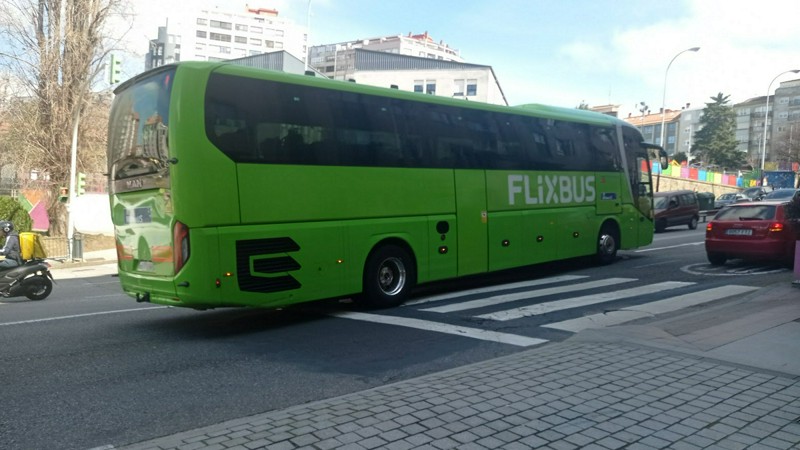 Un autobús de Flixbus volviendo a la cochera de Monbus tras prestar un servicio regional de esta empresa.