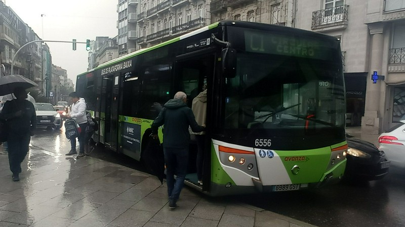 El bus 6556 de Avanza Vigo, donde aún podemos ver en pequeño el logo de Vitrasa sobre la puerta delantera.