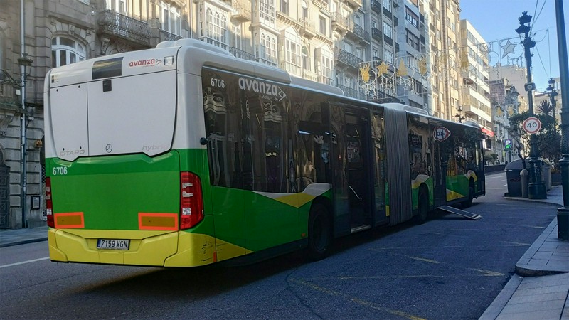 El autobús 6706 (una de las últimas adquisiciones de Vitrasa) en Urzáiz, con problemas para guardar la rampa.