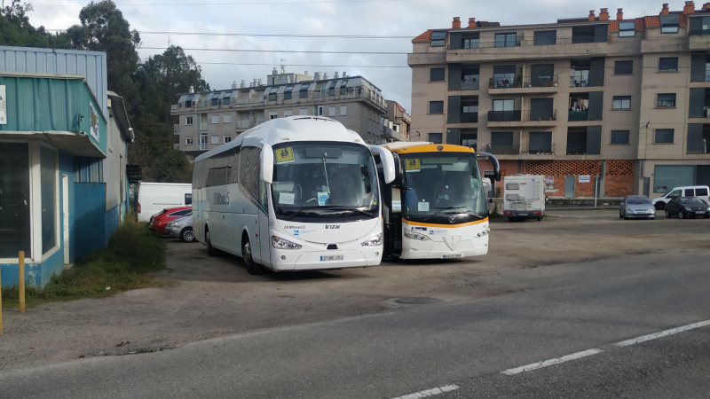 Autobuses de Monbus en Salceda de Caselas, marcando territorio.